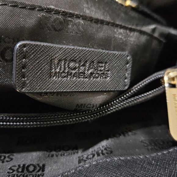 Michael Kors Black Leather Savannah Shoulder Bag - Picture 7 of 16